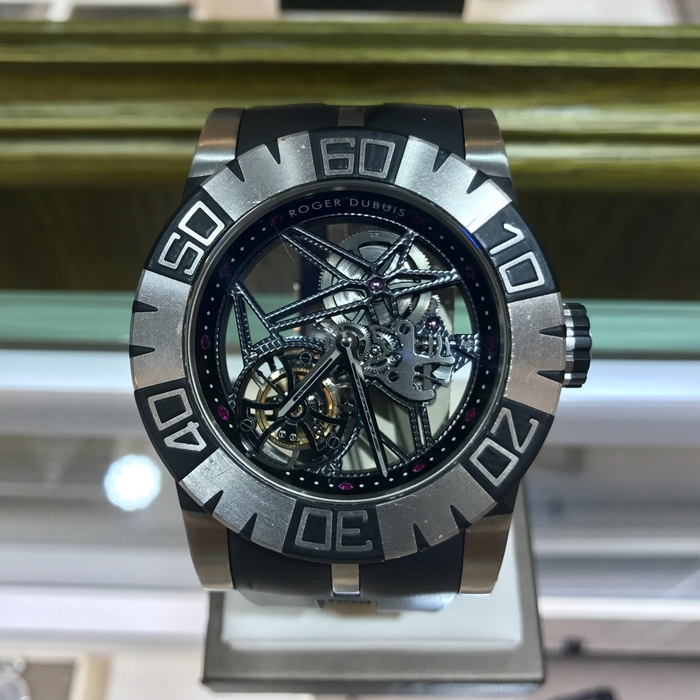 RogerDubuis 罗杰杜彼 历史系列，RDDBSE0185。48毫米表径，钛金属表壳。镂空表盘，蓝宝石水晶玻璃表镜。手动上弦机械机芯，动力储备60小时。 单表无附件。