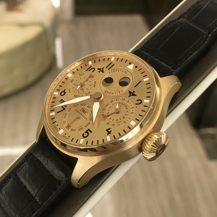 IWC 万国 飞行员系列， IW502639，新款金面万年历。44毫米表径，18K玫瑰金表壳，7日链动力储备显示。背透自动上弦机械机芯。 未使用品全套附件齐全。