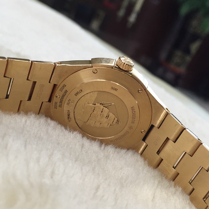 Vacheron Constantin 江诗丹顿 Overseas 纵横四海系列 47560/D10R-9672。36毫米表径，18K玫瑰金表壳，银白色表盘，蓝宝石水晶镜面，三点位置视窗式日期显示。自动上弦机械机芯。动力储备40小时。 单表无附件。