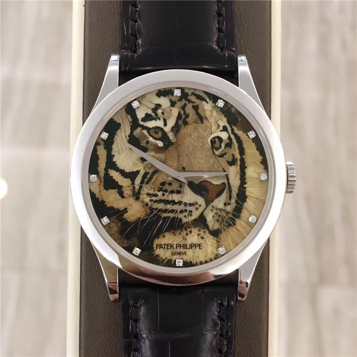  PATEK PHILIPPE百达翡丽 古典Calatrava 系列，5077P。950铂金，36毫米表径，盘面用24个国家精选的木头，以欧洲上流阶层古典家具的传统嵌木细工工艺，藉由木艺镶嵌大师以传统的嵌木细工工艺，从数以百计的珍贵木材中取其光泽最佳的细密纤维，搭配颜色，以精湛的手工技艺镶嵌成栩栩如生的虎首图案。白金指针，钻石时标，表耳之间6点位置镶嵌钻石，蓝宝石镜片及底盖。240 超薄自动上弦机械机芯。 单表无附件。