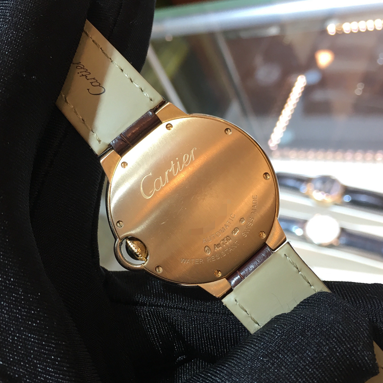 Cartier 卡地亚 Ballon Bleu 蓝气球系列，W6900456。36.6毫米表径，18K玫瑰金表壳，银白色面盘，罗马数字时标，Cal.076自动上弦机械机芯，专柜定价：105000元。 单表无附件。