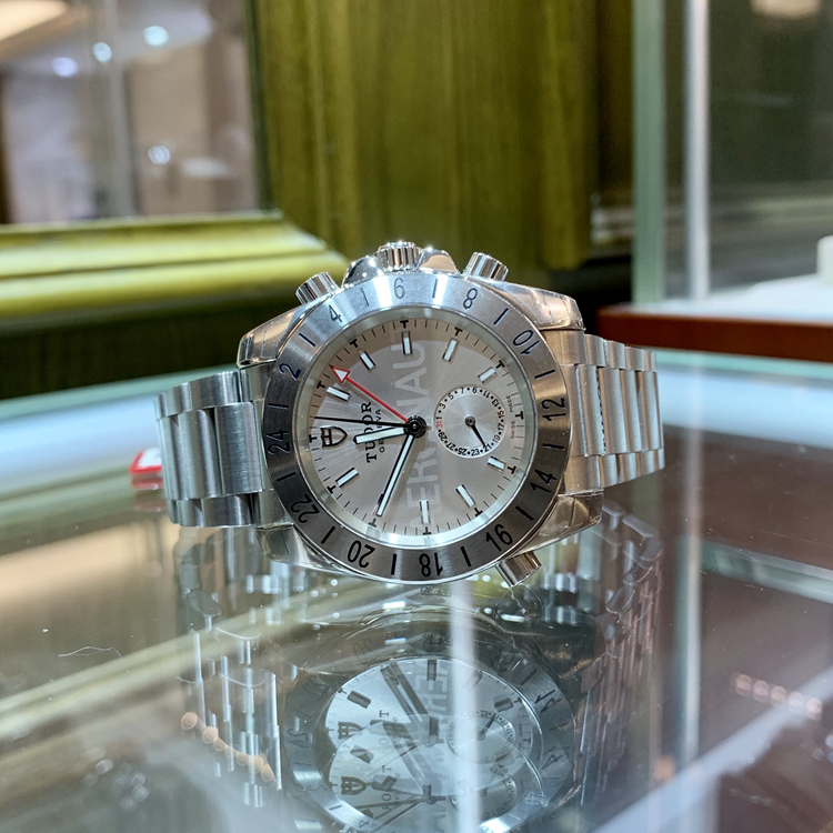 Tudor 帝舵 AERONAUT系列，20200.95000.SI。41毫米表径，精钢表壳，银色面盘，6点位置指针式日期显示功能，自动上弦机械机芯。专柜定价：29900元。 单表附保卡。