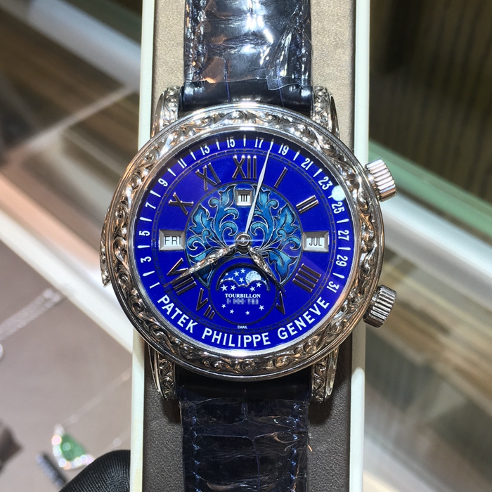 PATEK PHILIPPE 百达翡丽 超级复杂功能时计系列，6002G-001。42.8毫米表径，18K白金雕花表壳，蓝色的万年历表盘采用掐丝珐琅和内填式珐琅制作工艺，视窗式日历显示和月相显示的边缘均由立体浮雕塑型。腕表背面，呈现一幅迷人的星空景象，北半球的夜空在蓝宝石水晶表镜下旋转运动，描述着繁星和月亮的运动变化，子午线经过天狼星和月亮，以及月相盈亏。表盘中心位置的两根白色指针，在24小时刻度内显示恒星时，带你行走于浩瀚的宇宙时空中。陀飞轮三问报时功能，搭载Caliber RTO 27 QR SID LU CL手动上弦机芯?。动力储备48小时。 单表无附件。