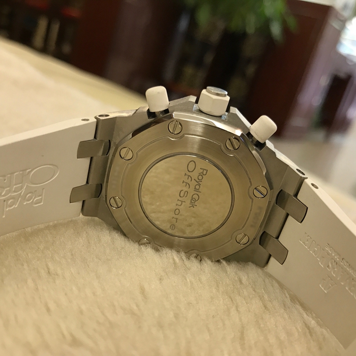 Audermars Piguet 爱彼 皇家橡树离岸型系列，26283ST.OO.D010CA.01。37毫米表径，精钢表壳，银白色表盘镌刻“Méga Tapisserie”超大格纹装饰，5点位置视窗式日期显示，计时功能自动上弦机械机芯，动力储备40小时。 单表无附件。