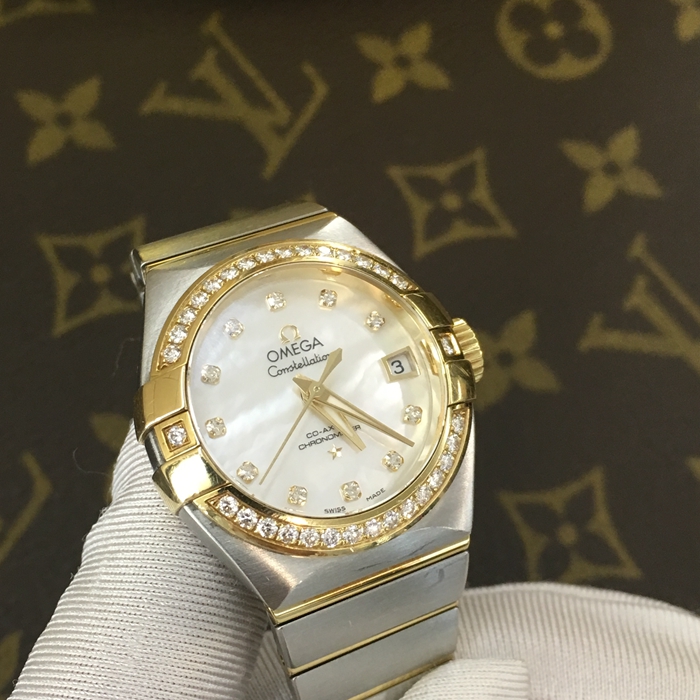 Omega 欧米茄 星座系列，123.25.27.20.55.003。27毫米表径，18K黄金/精钢镶钻，珍珠贝母面，镶钻时标，三点位置视窗式日期显示，自动机械机芯，动力储备50小时。专柜定价：76300元。 全套附件齐全。