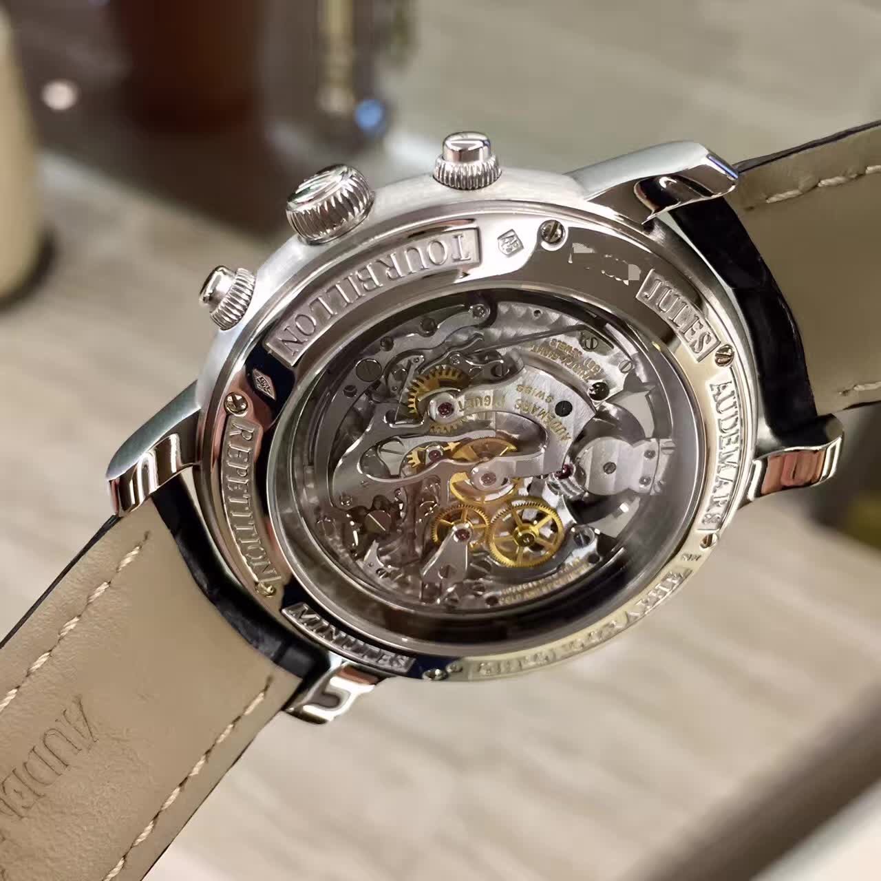 Audermars Piguet 爱彼 JULES AUDEMARS系列，?26050PT.OO.D002CR.01。43毫米表径，?PT950铂金表壳。深灰色圆形表盘。3点位置小秒针显示，6点位置陀飞轮装置，三问计时功能，背透镂空手动上弦机械机芯。公价：3878000元。 单表无附件。
