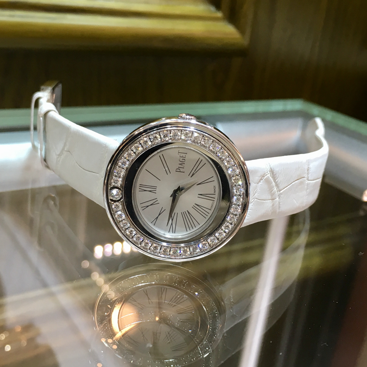 PIAGET 伯爵 POSSESSION 系列，G0A36187。29毫米表径，18k白金镶钻，旋转式表圈，镶衬37颗圆形美钻（约0.7克拉）白色面盘，罗马数字时标，Cal.157P精准石英机芯，专柜定价：107000元。 单表无附件。