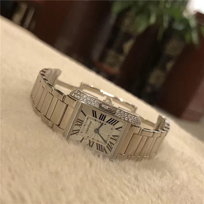 Cartier 卡地亚 Tank Anglaise 英国坦克 系列，WT100008。小号表款，30.2 x 22.7毫米表径。?18K镀铑白金表壳，镶嵌109颗明亮式切割圆钻；九角形表冠，镶嵌一颗明亮式切割圆钻，总重0.88克拉。镀银雕纹漆面表盘。剑形蓝钢指针。蓝宝石水晶镜面。18K镀铑白金表链，?精准石英机芯。专柜价格：289000元。? 单表无附件。