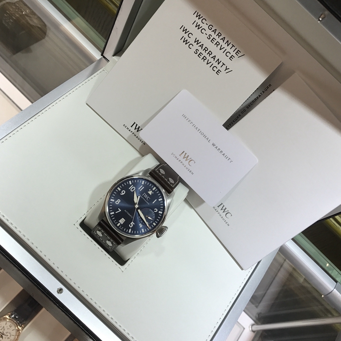  IWC 万国 飞行员系列，IW500916。小王子，圣爱修伯里纪念版，精钢夜蓝色放射面。“6点钟”位置设有日期显示窗口，“3点钟”位置设有动力储备显示窗口，46毫米表径。精钢表底镌刻身穿大衣、携带佩剑的小王子形象。自制51111型自动上弦机芯，动力储备168小时（7天）。专柜定价：103000元。 全套附件齐全。