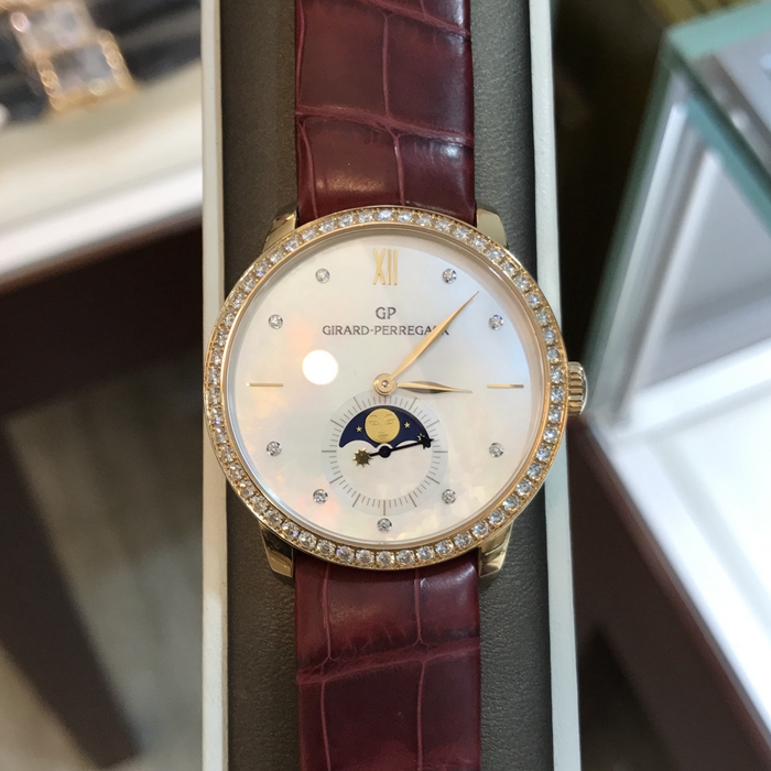 Girard-Perregaux 芝柏 1966系列，49524D-52A-751-CK6A。36毫米表径，18K玫瑰金钻圈钻刻，珍珠贝母面盘，6点位置视窗月相显示，自动上弦机械机芯，动力储备46小时。专柜定价近200000元。 单表无附件。