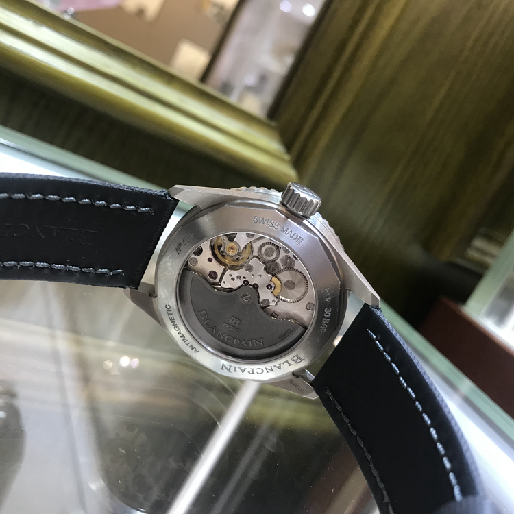 Blancpain 宝珀 五十噚系列，5000-1230-B52A。43毫米表径，钛金属表壳，黑色面盘，日期显示功能，1315自动上弦机械机芯，动力储备120小时，专柜定价：87500元。 全套附件齐全。