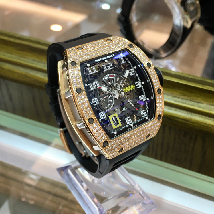 RICHARD MILLE 理查德米勒 男士系列，RM 030。50x42.7毫米表径，18K玫瑰金后加钻表壳，酒桶型镂空面盘，七点位置为日期显示，自动上弦机械机芯。 单表无附件。