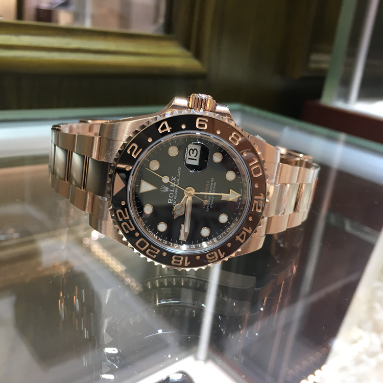 Rolex 劳力士 格林尼治型II系列，m126715chnr-0001。40毫米表径，18K玫瑰金表壳，表面磨砂，边缘磨光；双向旋转外圈，配棕黑双色 Cerachrom 陶质24小时刻度字圈盘材质黑色漆面，3点位置日期显示，自产3285自动上弦机械机芯，动力储备70小时。专柜定价：285600元。 未使用品全套附件齐全。