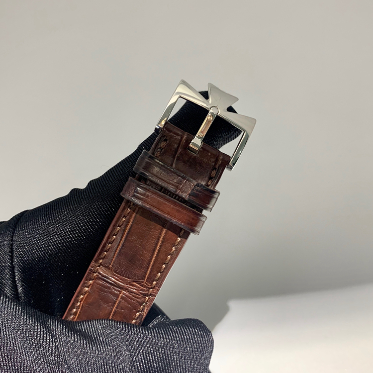 Vacheron Constantin 江诗丹顿 传承系列，85180/000G-9230。40毫米表径，18K白金后加钻表壳，白色面盘，6点位置日期显示，2450 Q6自动上弦机械机芯，动力储备40小时。 单表无附件。