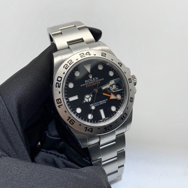 Rolex 劳力士 探险家型系列，216570-77210。42毫米表径，精钢表壳，黑色面盘，配有大箭头的橙色24小时指示针，3点位置日期显示、双时区功能，cal.3187自动上弦机械机芯。专柜定价：63100元。 单表无附件。