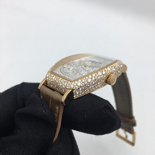 PATEK PHILIPPE 百达翡丽GONDOLO系列 7099R-001 18k玫瑰金腕表。29.6x38.9毫米表径，表壳18k玫瑰金镶钻，表壳镶嵌480颗钻石3.31克拉，?手工雕饰纹金质表盘，镶钻 367 颗（~0.56 克拉），搭配凸圆形金质时标表盘，?表扣18k玫瑰金镶钻-镶有26颗钻石（0.15克拉）?。  单表无附件。