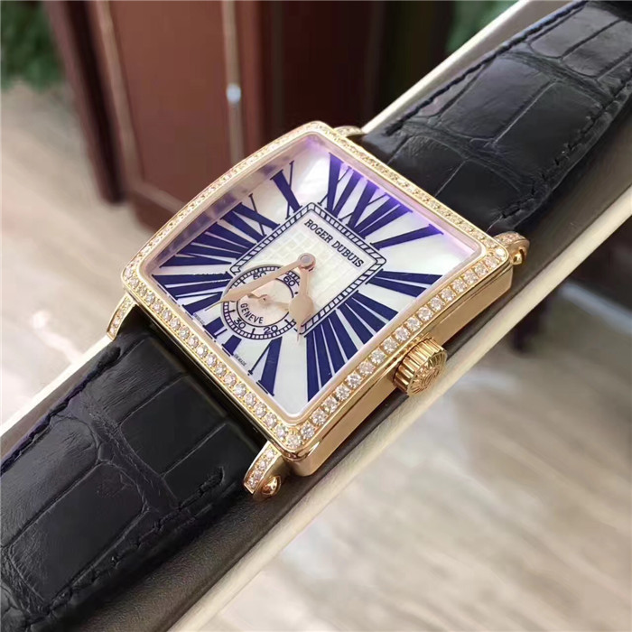 RogerDubuis 罗杰杜彼。37毫米表径，18K玫瑰金原镶钻圈钻耳，珍珠贝母表盘，?罗马数字时标，6点位置小秒针，自动上弦机械机芯。 单表无附件。