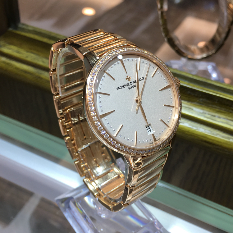 Vacheron Constantin 江诗丹顿 传承系列，85515/CA1R-9840。36毫米表径，18K玫瑰金表壳，镶嵌117颗钻石，重约0.97克拉，银白色面盘，6点位置日期显示，2450 Q6/2自动上弦机械机芯，动力储备40小时。专柜定价：444000元。 单表无附件。