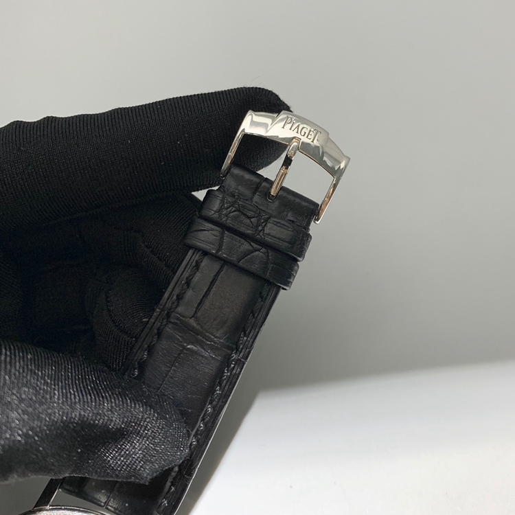 PIAGET 伯爵 ALTIPLANO系列，G0A35118。40毫米表径，18K白金镶钻表壳，银灰色面盘，10点位置小秒针装置。手动上弦机械机芯，动力储备61小时。专柜定价：202000元。 全套附件齐全。