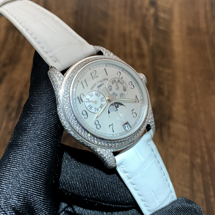 PATEK PHILIPPE 百达翡丽 复杂功能时计系列，4937G-001。37毫米表径，珍珠贝母面，宝玑式字块，3点位置为月份显示，6点位置为视窗式日期显示，9点位置为星期显示，月相显示功能，Cal.324 S QA LU自动上弦机械机芯，动力储备45小时，专柜定价：515000元。 单表无附件。?