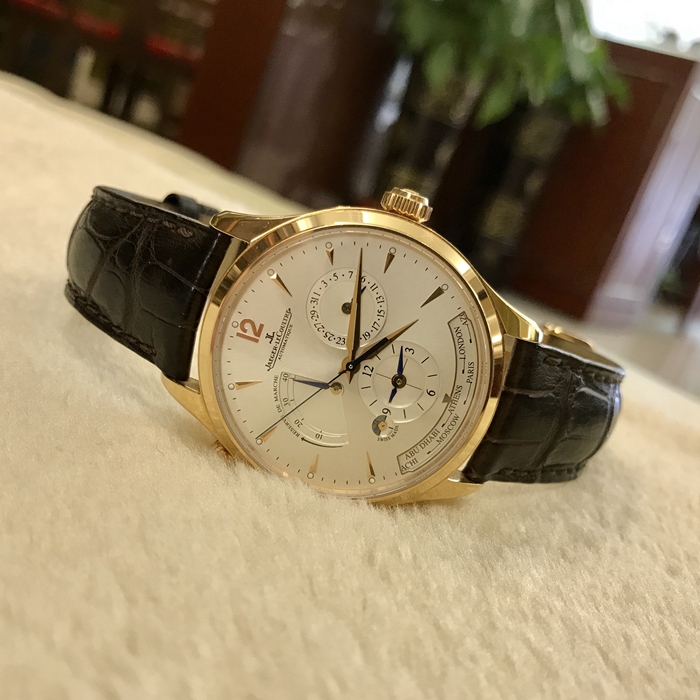Jaeger-LeCoultre 积家 master 大师系列 Q1422421。39毫米表径，18K玫瑰金表壳，银色、放射状拉丝圆形表盘。两点位置日期显示，六点位置世界时、双时区、昼夜显示，十点位置动力储备显示。自动上弦机械机芯，动力储备43小时。 全套附件齐全。