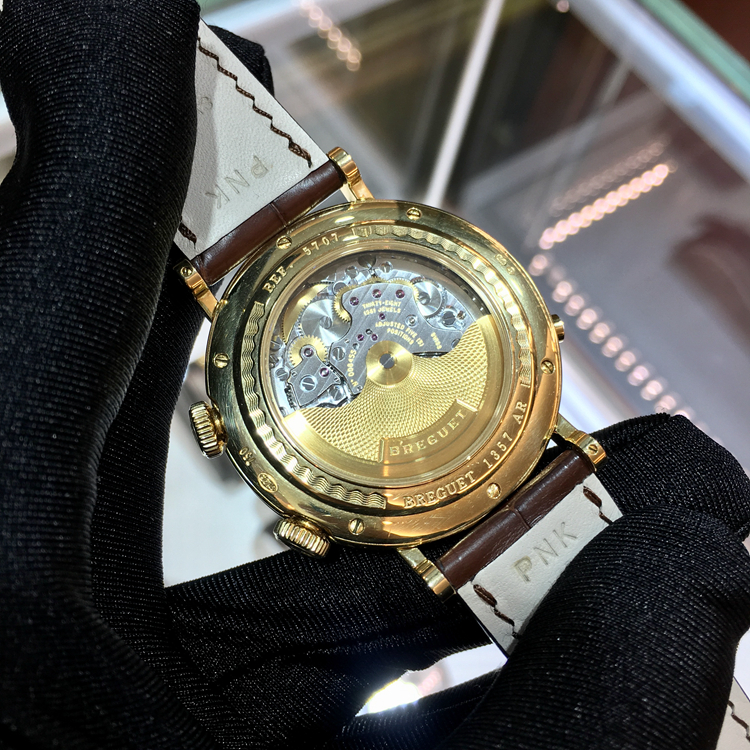 Breguet 宝玑 Classique 经典系列，5707BA/12/9V6。39毫米表径，18K黄金表壳，银灰色面盘，罗马数字时标，视窗式日期显示、动力储备显示，519F自动上弦机械机芯，动力储备显示45小时，专柜定价：311800元。 单表无附件。