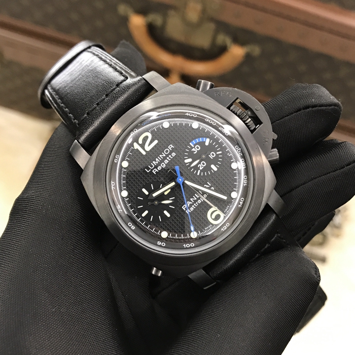 Panerai 沛纳海  限量珍藏款系列，PAM 00332。44毫米表径，精钢表壳，9点位置小秒针，计时功能自动上弦机械机芯，动力储备42小时。专柜定价：121200港币。 全套附件齐全。