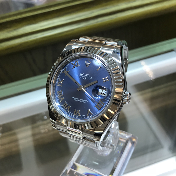 ROLEX 劳力士 日志型系列，116334。41毫米表径，18K白金表壳，深蓝色面盘，罗马数字时标，3点位置为凸透镜放大日历，自产3135型自动上弦机械机芯，动力储备48小时。专柜定价：71100元。 全套附件齐全。