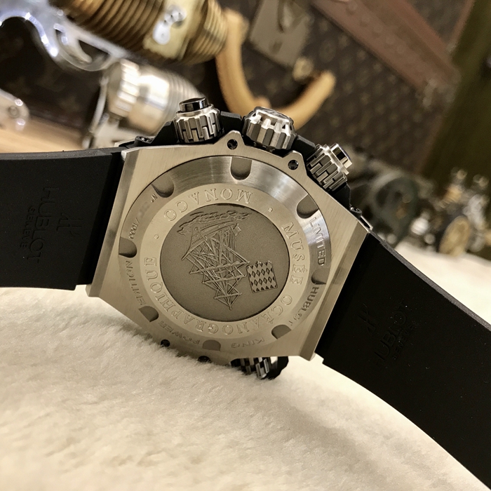 Hublot 宇舶 王者至尊系列，732.NX.1127.RX。48毫米表径，钛金属表壳，黑色面盘，5点位置日期显示，9点位置小秒针，计时功能自动上弦机械机械。专柜定价：153900元。 未使用品单表无附件。