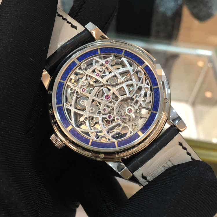 Jaeger-LeCoultre 积家 master 大师系列，50635SQ。42毫米表径，18K白金表壳，镂空珐琅面盘，指针式日期、月份、星期显示，月相显示、动力储备显示功能，Cal.876SQ手动上弦机械机芯，动力储备192小时，专柜定价：895000元。 单表无附件。