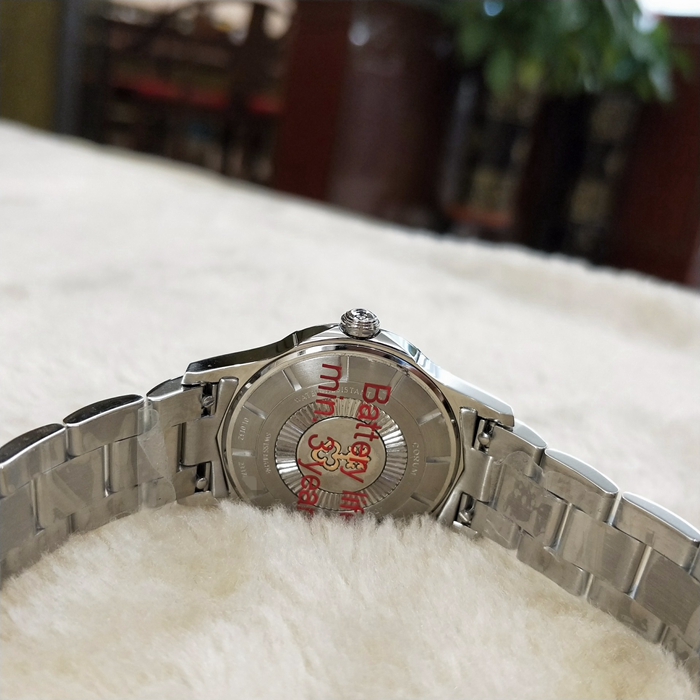 CORUN 昆仑 ADMIRAL'S CUP 海军上将杯系列 ，020.100.20/V200 PN09。白色贝母面双色漆纹面盘，32毫米表径，12颗钻石刻度，约0.1克拉，钢壳钢带。精准石英机芯。 全套附件齐全。