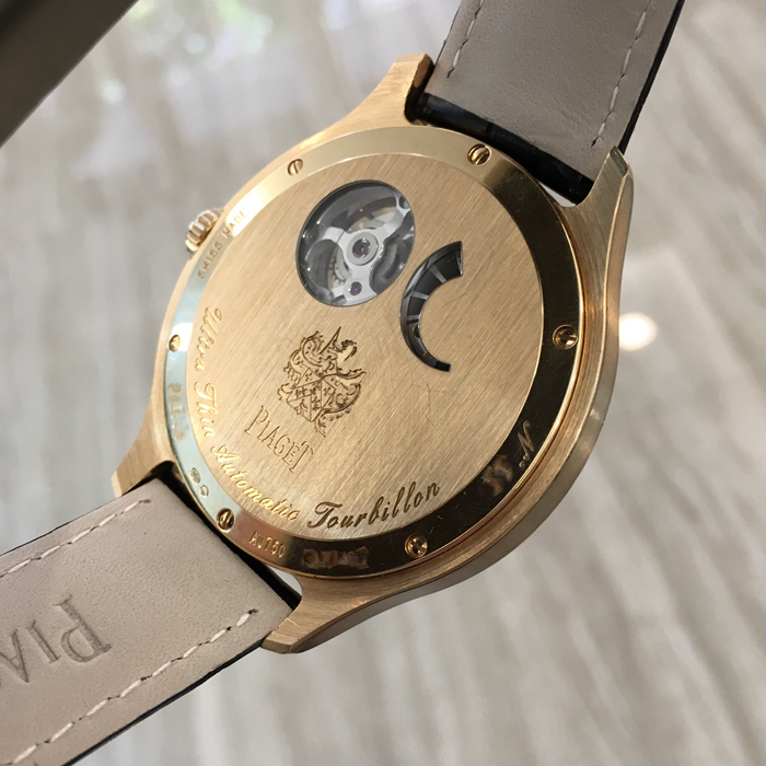 Piaget 伯爵 Black-Tie 黑带系列，Piaget Emperador枕形陀飞轮腕表，G0A36041。46.5毫米表径，18k玫瑰金，1点钟位置镂空陀飞轮装置，前置自动摆陀，小型蓝宝石水晶透明底盖，备有动力储备显示窗口。自产 Cal.1270P 超薄自动上弦陀飞轮机械机芯，铂金摆陀，动力储备40小时。