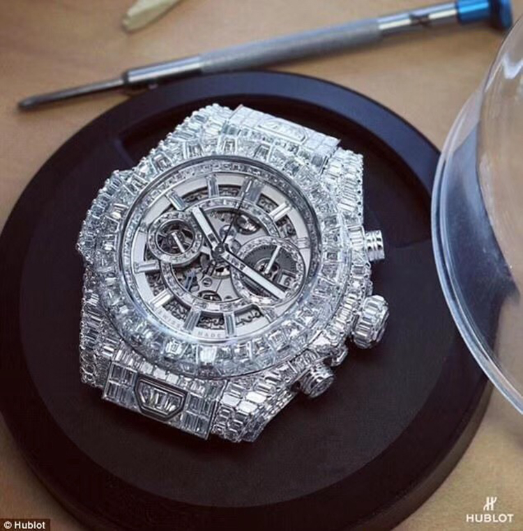 Hublot 宇舶 Bigbang 大爆炸系列，拳王梅威瑟同款，45毫米表径，18K白金顶级后镶T钻全满T钻，计时功能，自动上弦机械机芯，原钻参考价：140万美金。 单表无附件。