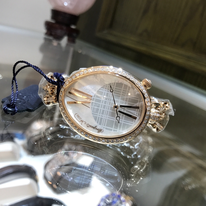 Breguet 宝玑 Reine de Naples 那不勒斯皇后系列，8965BR/5W/J53 DDD0。43x34.95毫米表径，18k玫瑰金鹅卵形表壳，珍珠贝母盘，金质字罗马时标，自动上弦机械机芯，专柜定价50多万。 未使用品全套附件齐全。