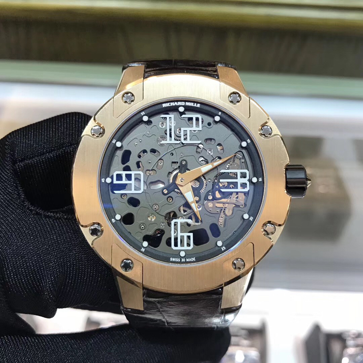 RICHARD MILLE 理查德米勒 男士系列，RM 033 RG。45.7毫米表径，18K玫瑰金表壳，采用碳纤维材质，小时刻度处填充有经过批准的荧光材料面盘，罗马数字时标，RM 033自动上弦机械机芯，动力储备4小时，专柜定价：808000元。 单表无附件。