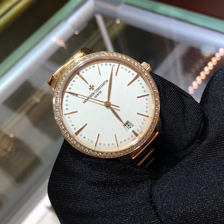 Vacheron Constantin 江诗丹顿 传承系列，85515/CA1R-9840。36毫米表径，18K玫瑰金表壳，镶嵌117颗钻石，重约0.97克拉，银白色面盘，6点位置日期显示，2450 Q6/2自动上弦机械机芯，动力储备40小时。专柜定价：444000元。 单表无附件。