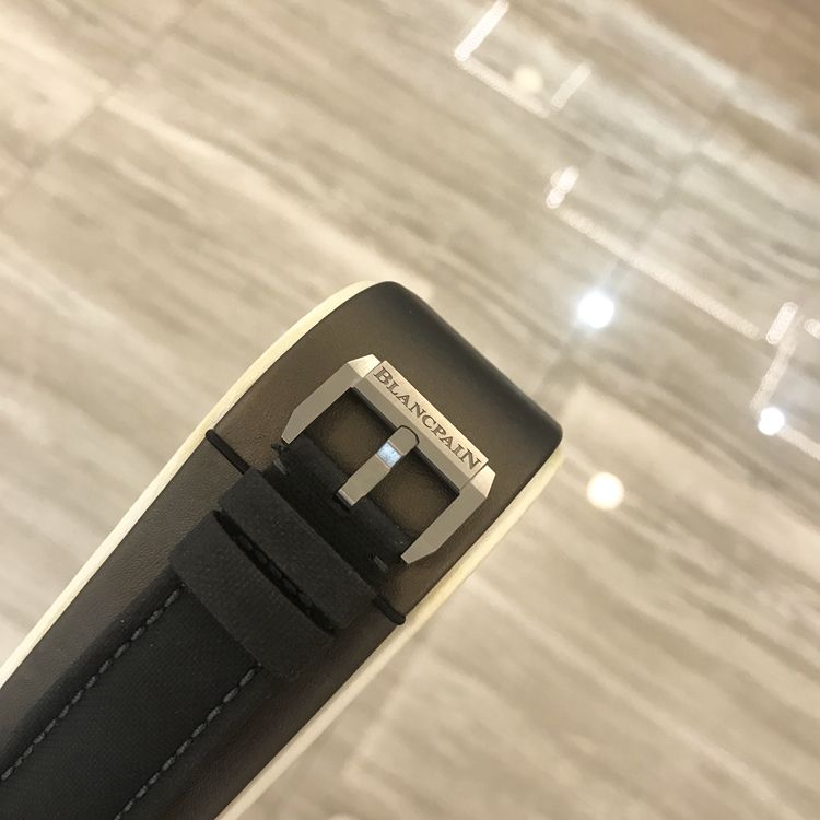 Blancpain 宝珀 五十噚系列，5000-1230-B52A。43毫米表径，钛金属表壳，黑色面盘，日期显示功能，1315自动上弦机械机芯，动力储备120小时，专柜定价：87500元。 全套附件齐全。