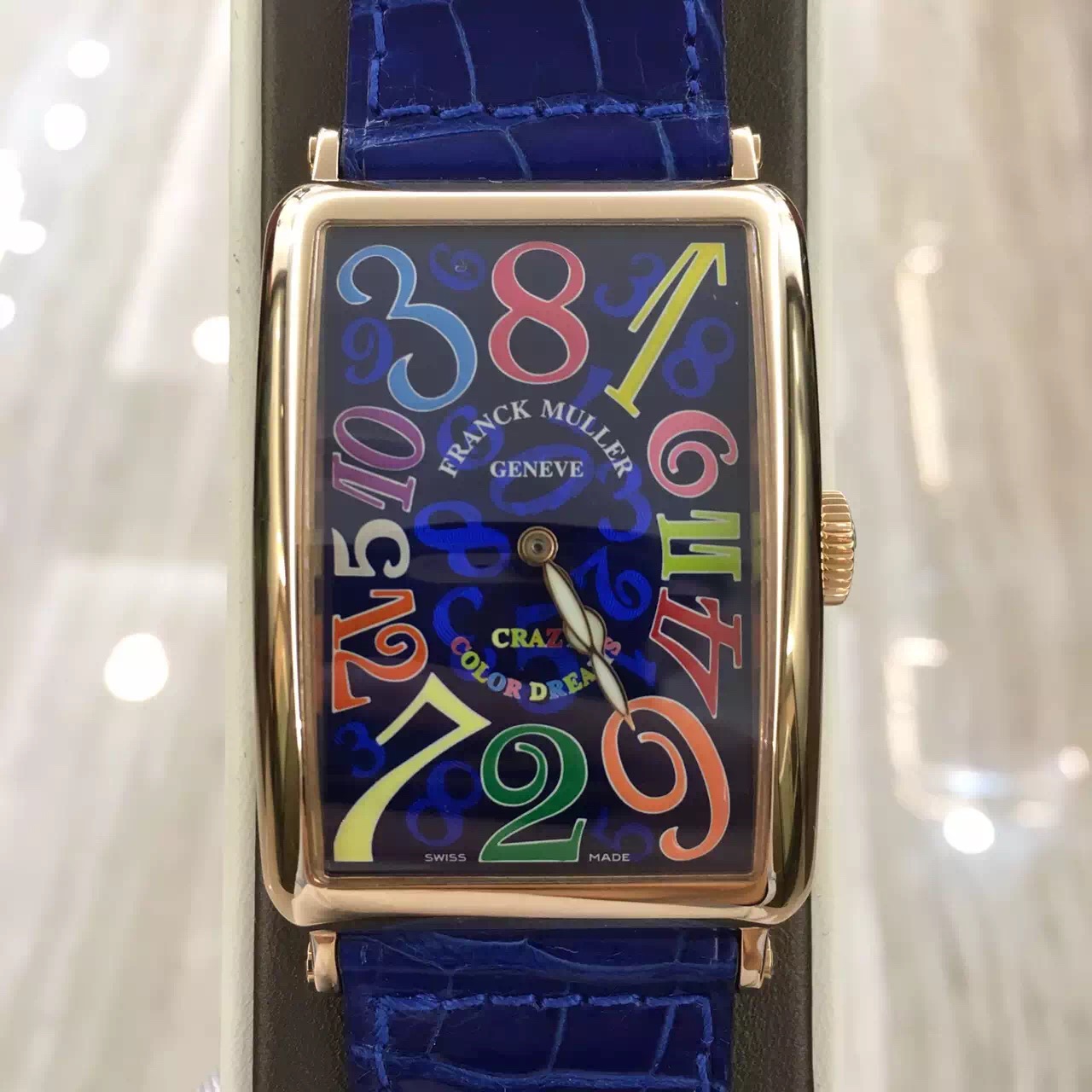 FRANCK MULLER 法兰克穆勒 Long Island 长岛系列，1200 CH COL DRM。32*54.6毫米表径，18k玫瑰金表壳，蓝色面盘，彩字乱跳时间。自动上弦机械机芯。 未使用品全套附件齐全。