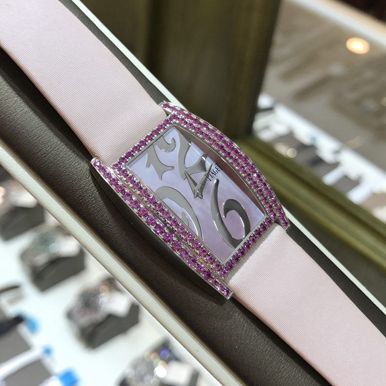 PIAGET 伯爵 女表，G0A31050。27×31毫米表径，18k白金原装粉色蓝宝石，粉色珍珠贝母面盘，精准石英机芯。专柜定价:294000元。 全套附件齐全。