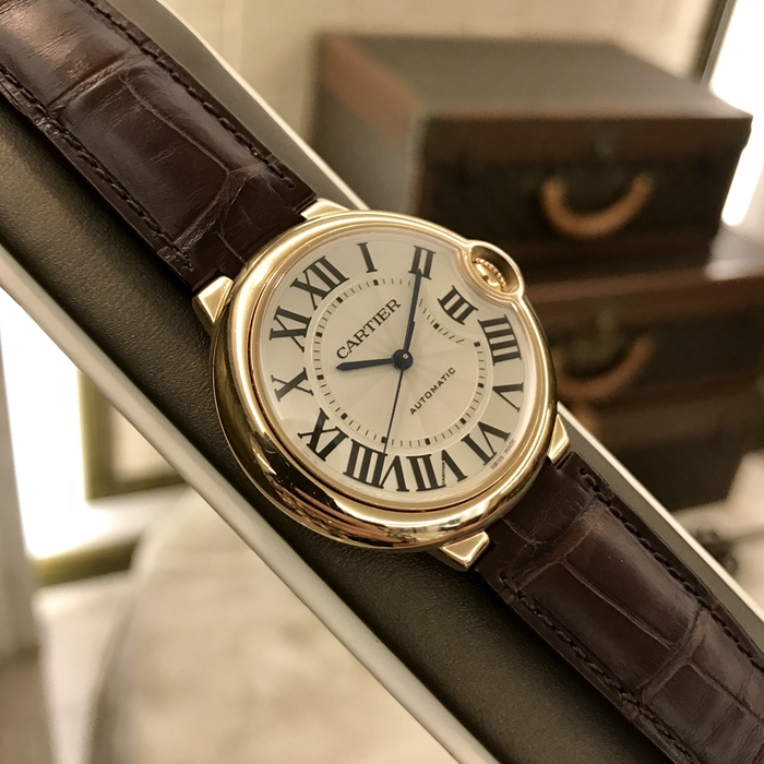 Cartier 卡地亚 Ballon Bleu 蓝气球系列，W6900456。36.6毫米表径，18K玫瑰金表壳，银白色面盘，罗马数字时标，自动上弦机械机芯。专柜定价：105000元。 单表无附件。