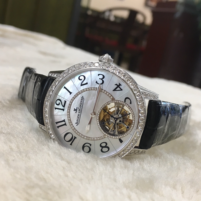 Jaeger-LeCoultre 积家 约会系列，3413403。39毫米表径，18K白金原镶钻，贝母面表盘，6点位置陀飞轮装置。自动上弦机械机芯，动力储备48小时。专柜定价：650000元。 全套附件齐全。