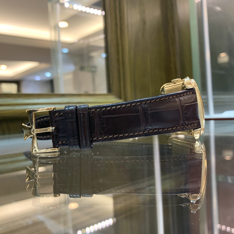 Vacheron Constantin 江诗丹顿 Historiques 历史名作系列，47300/000J-9065。43.1毫米表径，18K黄金表壳，银白色方形面盘，视窗式星期、月份显示，指针式日期显示，月相显示，Cal.1125自动上弦机械机芯，专柜定价：346000元。 单表无附件。
