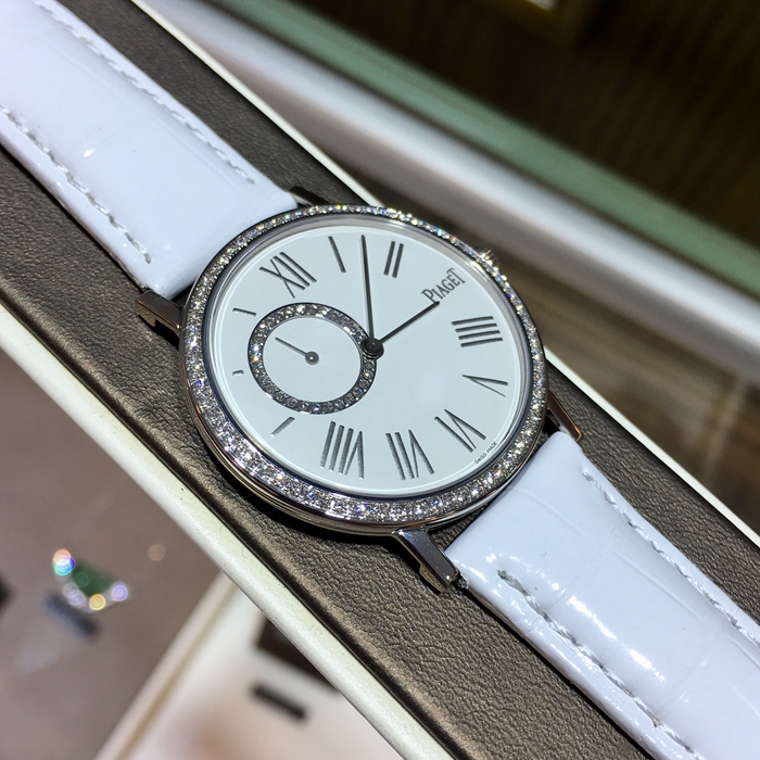 PIAGET 伯爵 ALTIPLANO系列，G0A36106。34毫米表径，18K白金表壳，镶衬72颗圆形美钻（约0.5克拉）。白色表盘镶衬一排28颗圆形美钻（约0.1克拉），设有小秒针计时盘。搭载伯爵制450P超薄手动上链机械机芯。备有小秒针。动力储备43小时。专柜定价：200900元。 全套附件齐全。