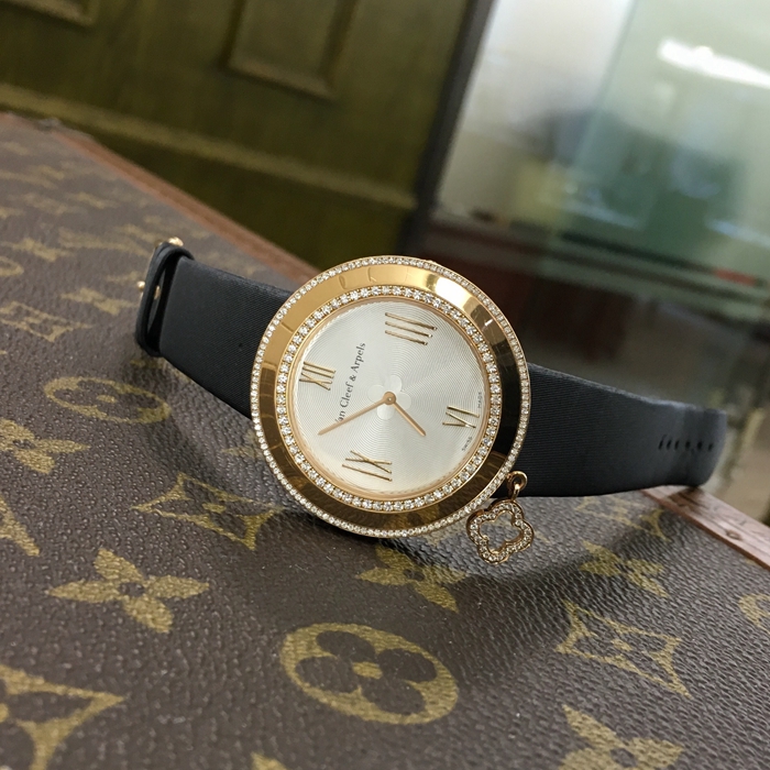 Van Cleef & Arpels 梵克雅宝 CHARMS系列，VCARM95100。38毫米表径，18K玫瑰金镶钻表壳，白色面盘，罗马数字时标，精准石英机芯。专柜定价：190000元。 单表无附件。