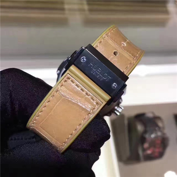 Hublot 宇舶 大爆炸系列，341.CA.5390.LR.1918，陶瓷外圈镶钻橙黄色盘面，橡胶表带，41毫米表径自动机械，