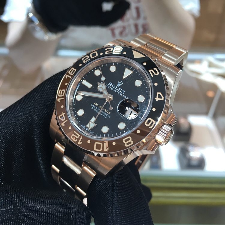 Rolex 劳力士 格林尼治型II系列，m126715chnr-0001。40毫米表径，18K玫瑰金表壳，表面磨砂，边缘磨光；双向旋转外圈，配棕黑双色 Cerachrom 陶质24小时刻度字圈盘材质黑色漆面，3点位置日期显示，自产3285自动上弦机械机芯，动力储备70小时。专柜定价：285600元。 未使用品全套附件齐全。