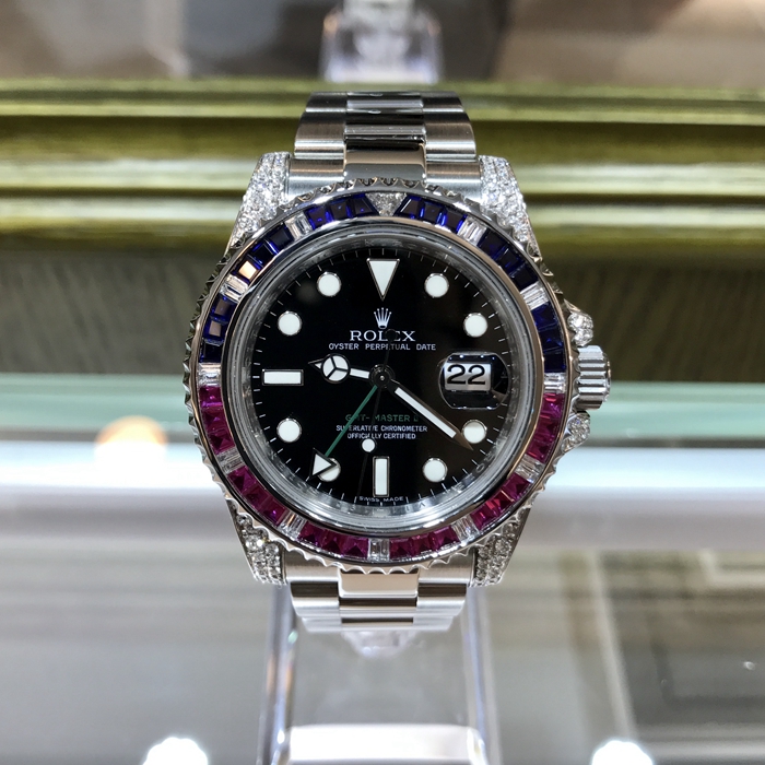 Rolex 劳力士 格林尼治型II系列，116710。40毫米表径，精钢表壳后加钻红蓝百事可乐圈，24小时渐进刻度双向旋转外圈，配Cerachrom陶质字圈。黑色表盘，中央时、分及秒针，24小时显示；瞬时变更独立指针显示第二时区时间（GMT）；瞬跳日历；秒针暂停功能以准确调校时间。蚝式三排链节表带，蚝式保险摺扣配5毫米易调链节伸展系统。旋入式底盖，自产 3186型自动上链机械机芯，动力储备48小时。 单表无附件。