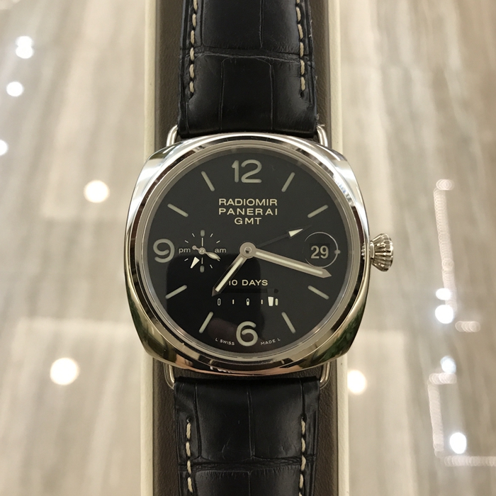 Panerai 沛纳海，00235。45毫米表径，18K白金表壳，黑色面盘，附夜光阿拉伯数字及小时标示。3点钟位置设日期显示，9点钟位置设小秒盘和24小时显示，6点钟位置设线性动力储存显示。自产P.2003自动上弦机械机芯，动力储备240小时。 全套附件齐全。