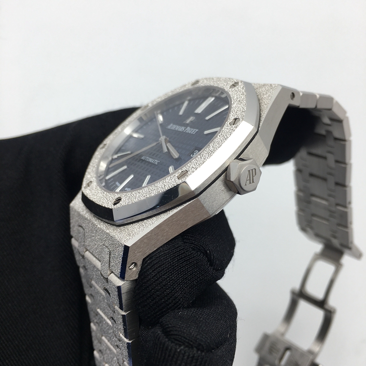 Audermars Piguet 爱彼 皇家橡树系列，15410BC.GG.1224BC.01。41毫米表径，18K白金表壳，蓝色表盘镌刻“Grande Tapisserie”大型格纹装饰，白金材质荧光立体时标和皇家橡树指针，日期显示功能，Cal.3120自动上弦机械机芯，动力储备41小时。专柜定价：408000元。 全套附件齐全。