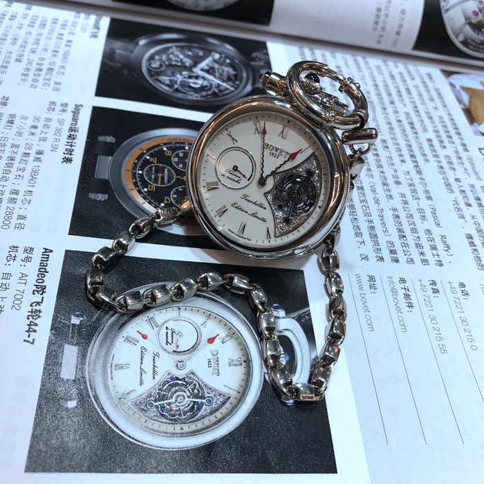 Bovet 播威，AIT 7002。全球限量10支，编号：1 。18K白金表壳，44毫米表径，正反面两用佩戴， 陀飞轮装置，大明火珐琅面盘及白金雕花镂空面两用，也可拆卸做怀表使用。自产13BAO5自动上弦机械机芯。专柜定价：2500000元。 单表附件。